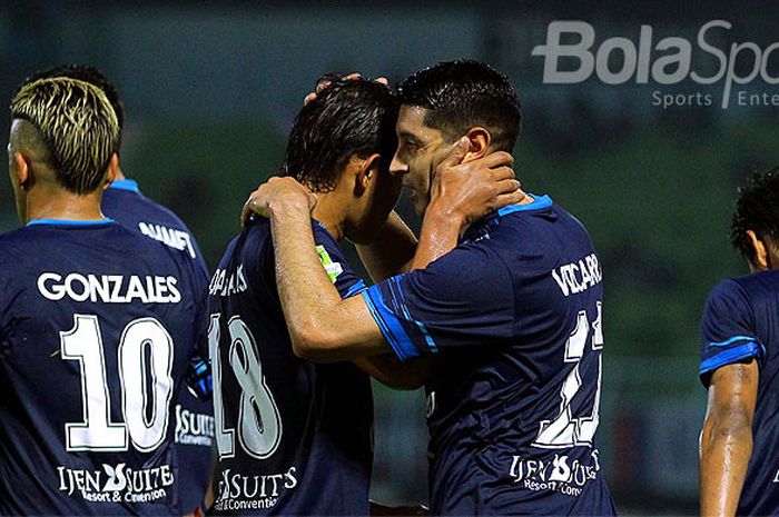 Gelandang Arema FC, Esteban Viscarra, merayakan gol bersama rekan setimnya saat melawan Persela Lamongan dalam laga pekan ke-24 Liga 1 di Stadion Kanjuruhan Malang, Jawa Timur, Sabtu (16/09/2017) malam.