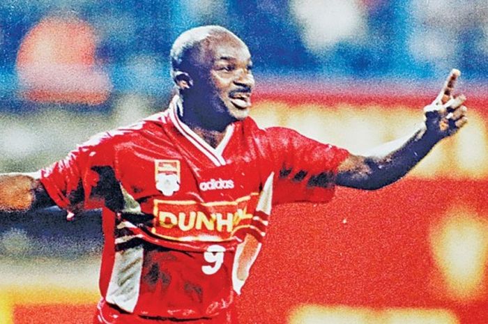 Roger Milla, saat memperkuat Pelita Jaya pada musim kompetisi Ligina 1994-1995.