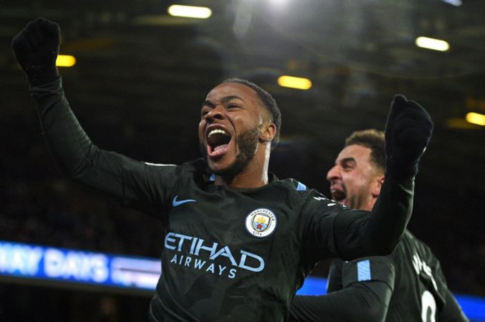 Pemain Manchester City, Raheem Sterling, merayakan gol yang dia cetak ke gawang Huddersfield Town dalam laga Liga Inggris di Stadion John Smith's, Huddersfield, pada 26 November 2017.