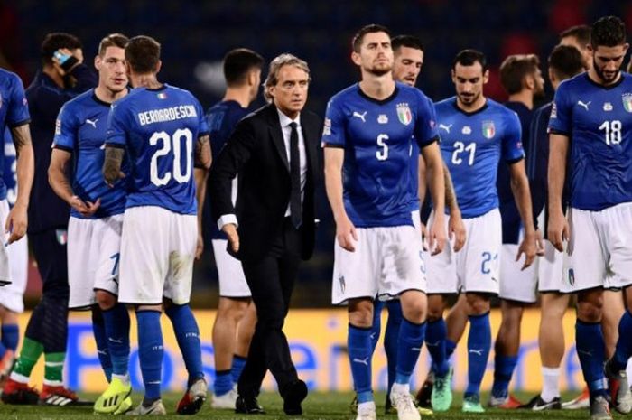 Pelatih Roberto Mancini (tengah) di antara pemain timnas Italia seusai melakoni laga UEFA Nations League kontra Polandia di Renato Dall'Ara, Genoa, 7 September 2018.