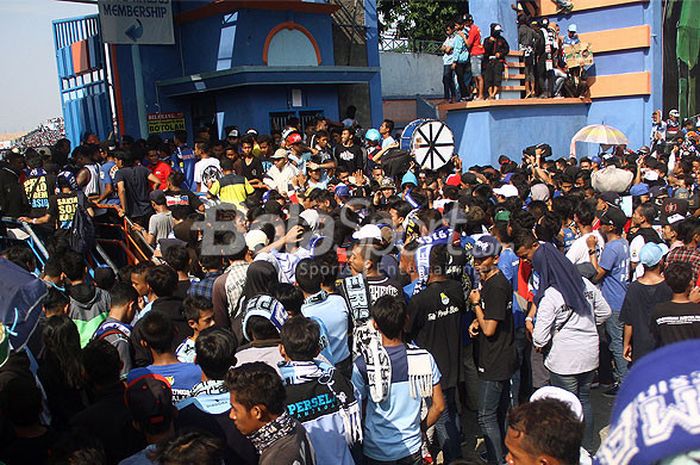 Suporter Persela Lamongan saat mendukung tim kebanggan di stadion Surajaya Lamongan.