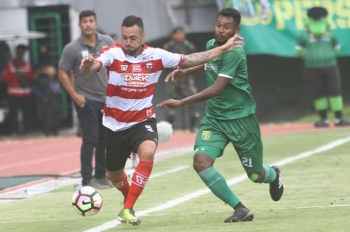 Bek Persebaya, Fandry Imbiri (kanan) mencoba menghalangi laju striker Madura United, Marcel Sacramento pada laga pamungkas Grup C fase penyisihan Piala Presiden 2018 di Gelora Bung Karno, Kota Surabaya, Minggu (27/1/2018). 