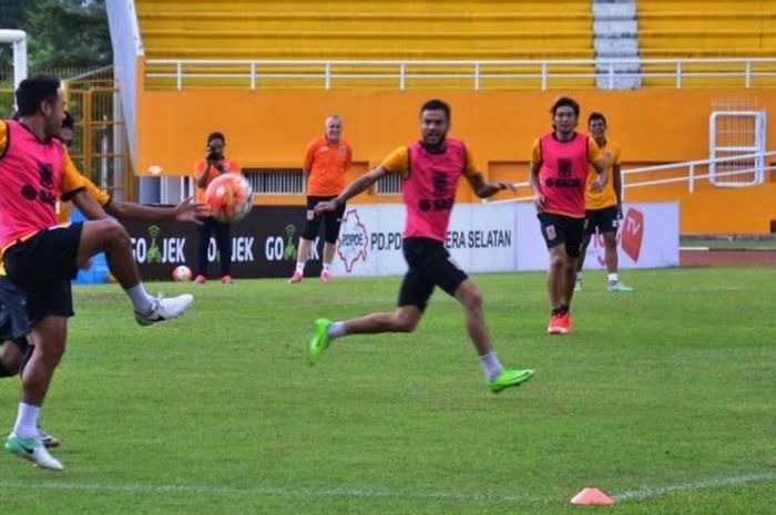 Para pemain Borneo FC melakoni latihan sesi uji lapangan di Stadion Gelora Sriwijaya Jakabaring, Palembang, Jumat (21/4/2017). 