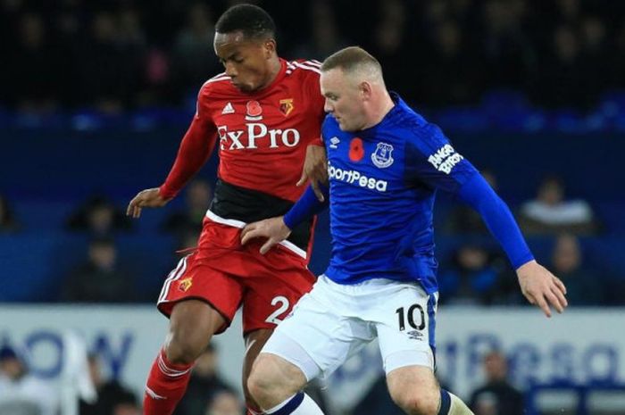 Aksi Andre Carrillo (kiri) membendung pergerakan Wayne Rooney dalam pertandingan Liga Inggris antara Everton lawan Watford di Goodison Park, Liverpool, 5 November 2017.