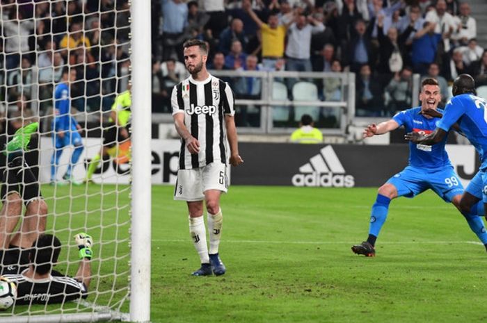 Bek Napoli, Kalidou Koulibaly (kanan), merayakan gol yang dicetak ke gawang Juventus dalam laga Liga Italia di Stadion Allianz, Turin pada 22 April 2018.