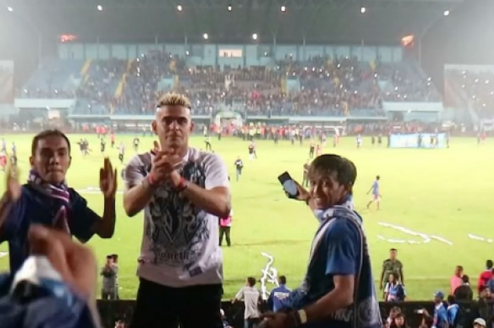 Cristian Gonzales saat menyapa Aremania yang hadir di tribun Stadion Knajuruhan, Sabtu (4/11/2017).