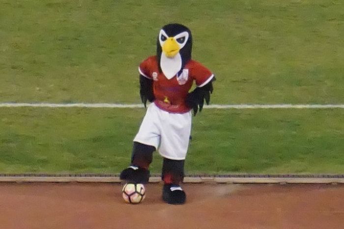 Maskot Persis Solo, Juna, diperkenalkan saat Persis menjamu Persipon Pontianak pada lanjutan Liga 2 di Stadion Manahan Solo, Jumat (18/8/2917).