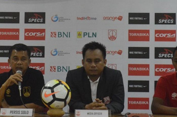 Pelatih Persis Solo, Jafri Sastra (kiri), saat jumpa pers, Senin (14/5/2018).