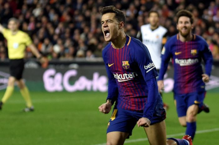 Gelandang FC Barcelona, Philippe Coutinho, merayakan gol yang dia cetak ke gawang Valencia dalam laga leg kedua semifinal Copa del Rey di Stadion Mestalla, Valencia, Spanyol, pada 8 Februari 2018.