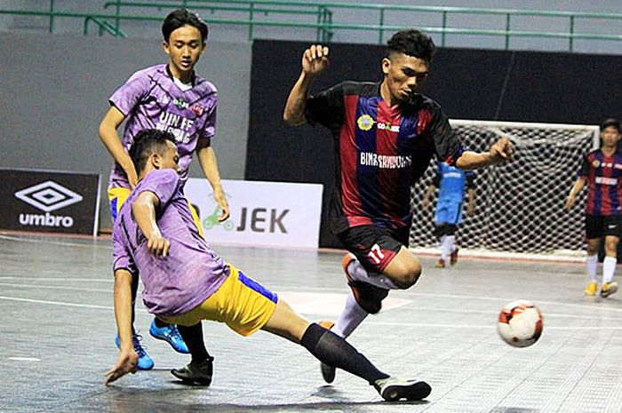 Pemain AMIK Bina Sriwijaya, Aidil Fitria Sanjaya (tengh), menggiring bola melewati pemain UIN Raden FatahPalembang dalam laga Pul A LIMA Futsal: Go-Jek SUmatra Conference 2018 di GOR Dempo, Jakabaring Sport City, Palembang, Rabu (17/10/2018).