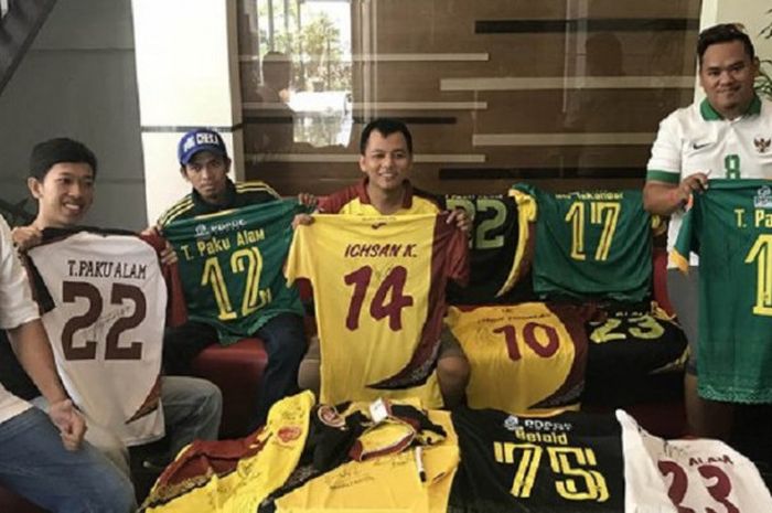 Kolektor jersey SFC saat menunggu pemain untuk dimintai tanda tangan di hotel Lorin Sentul Bogor, Rabu (25/10) pagi 