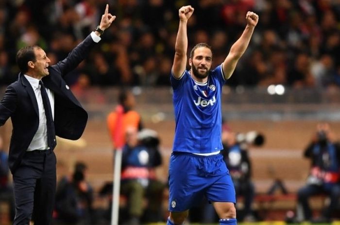 Reaksi pelatih Juventus, Massimiliano Allegri (kiri), setelah penyerang Gonzalo Higuain mencetak gol ke gawang AS Monaco dalam partai semifinal Liga Champions di Stadion Louis II, Monako, 3 Mei 2017.