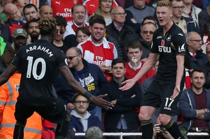 Pemain Swansea City, Samuel Clucas, melakukan selebrasi setelah mencetak gol ke gawang Arsenal pada laga lanjutan Liga Inggris di Stadion Emirates, Sabtu (28/10/2017) waktu setempat.