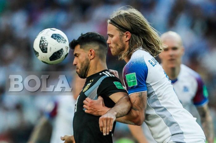  Sergio Aguero vs Birki Bjarnason dalam laga Argentina vs Islandia di Grup C yang berlangsung di Spartak Stadium, Moskow, Rusia, 16 Juni 2018. 