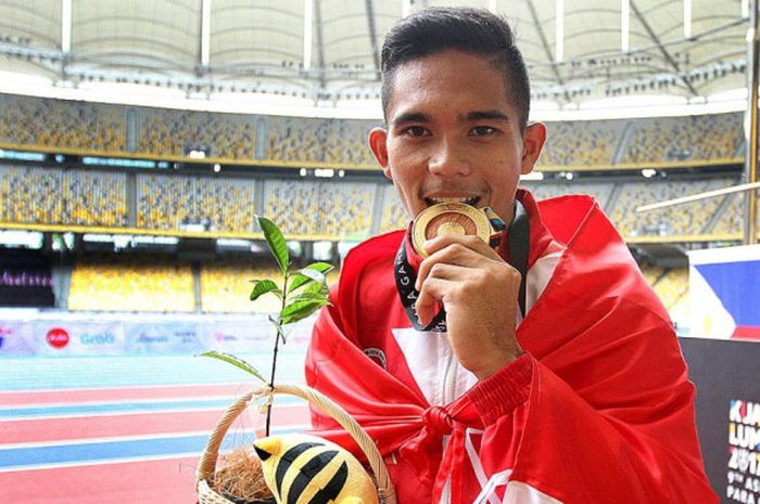 Atlet lari difabel, Nur Ferry Pradana, berpose dengan medali emas  yang diraihnya dari nomor lari 400 meter T47 putra ASEAN Para Games di Stadion Bukit Jalil, Kuala Lumpur, Malaysia, Selasa (19/9/2017).