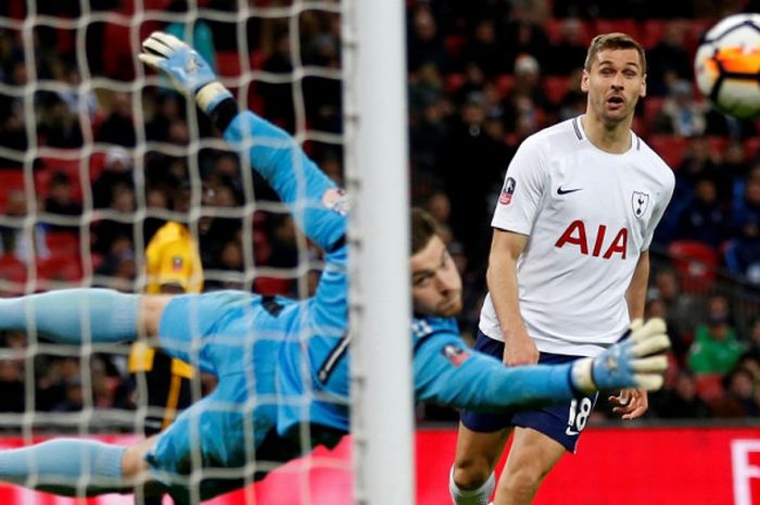 Striker Tottenham Hotspur, Fernando Llorente (kanan), menyaksikan sundulannya yang melenceng dalam laga ulangan babak keempat Piala FA kontra Newport County di Stadion Wembley, London, Inggris, pada 7 Februari 2018.