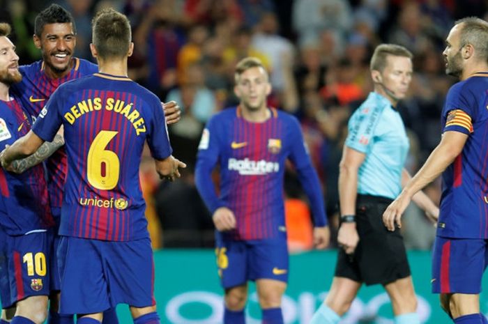 Megabintang FC Barcelona, Lionel Messi (kiri), merayakan gol yang dia cetak ke gawang Eibar dalam laga Liga Spanyol di Stadion Camp Nou, Barcelona, pada 19 September 2017.