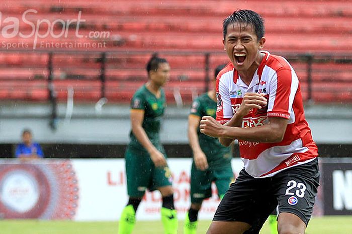 Selebrasi gelandang Madura United, Bayu Gatra, seusai mencetak gol ke gawang PS Tira Bantul dalam laga pekan kedua Piala Presiden 2018 Grup C di Stadion Gelora Bung Tomo Surabaya, Jawa Timur, Selasa (23/01/2018) sore.