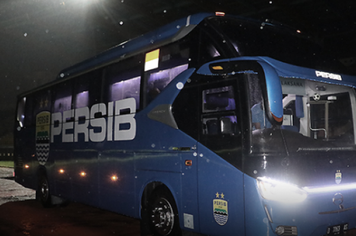 Kondisi Bus Persib Bandung usai dilempari Botol oleh oknum Bobotoh di Stadion Si Jalak Harupat, Minggu (12/11/2017) malam.