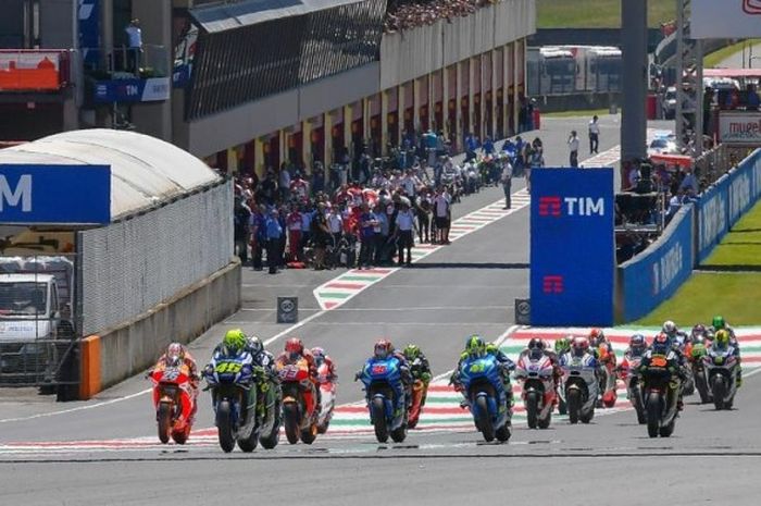 Para pebalap MotoGP bersaing pada balapan GP Italia di Sirkuit Mugello, Minggu (22/5/2016).