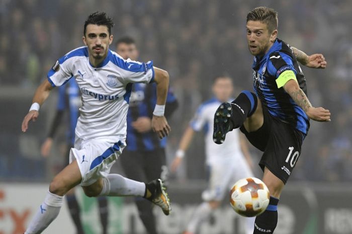 Kapten Atalanta, Alejandro Gomez (kanan), menendang bola dalam laga Grup E Liga Europa kontra Apollon Limassol di Stadion Mapei, Reggio Emilia, Italia, pada 19 Oktober 2017.