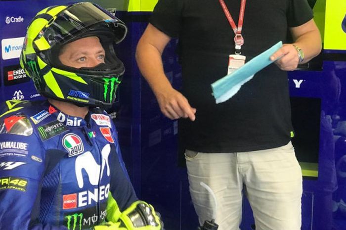 Valentino Rossi bersiap di paddock-nya sebelum turun ke lintasan Sirkuit Misano untuk menjalani salah satu sesi latihan bebas MotoGP San Marino 2018, Jumat (7/9/2018).