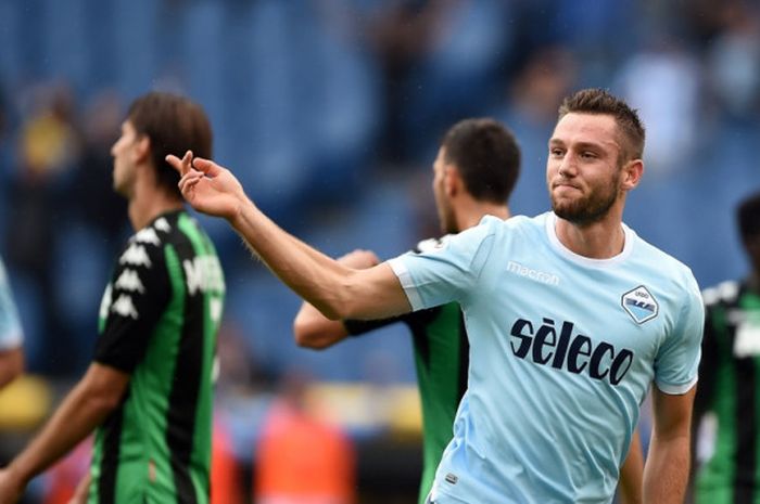 Pemain bertahan Lazio, Stefan de Vrij, melakukan selebrasi setelah mencetak gol ke gawang Sassuolo di pertandingan lanjutan Liga Italia di Stadion Olimpico, Minggu (1/10/2017) malam WIB.