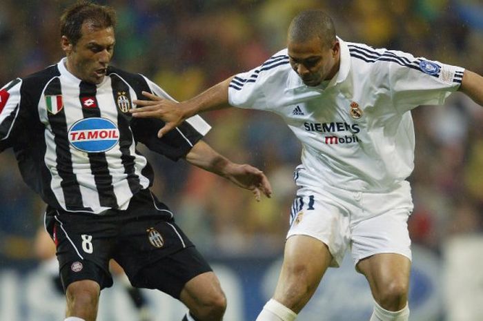 Antonio Conte (kiri) berduel dengan Ronaldo dalam partai Liga Champions antara Real Madrid lawan Juventus di Santiago Bernabeu, 6 Mei 2003.