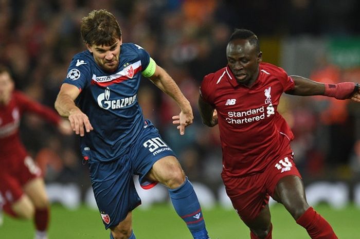 Penyerang Liverpool FC, Sadio Mane (kanan), berduel dengan bek Crvena Zvezda, Filip Stojkovic, dalam laga Grup C Liga Champions di Stadion Anfield, Liverpool, Inggris pada 24 Oktober 2018.