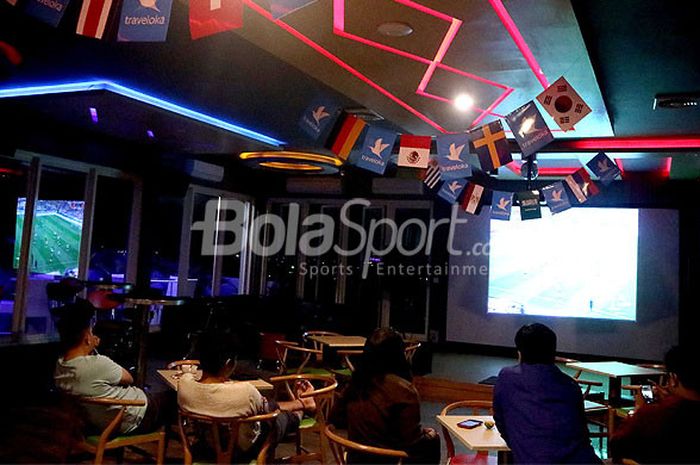 Suasana nonton bareng Piala Dunia 2018 di Skybar Maxone Malang, Jawa Timur, Minggu (17/06/2018) malam.