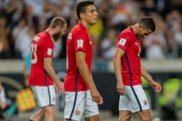 Para pemain timnas Norwegia berjalan gontai menuju ruang ganti pemain saat jeda pertandingan kualifikasi Piala Dunia 2018 lawan Jerman di Stuttgart, 4 September 2017.