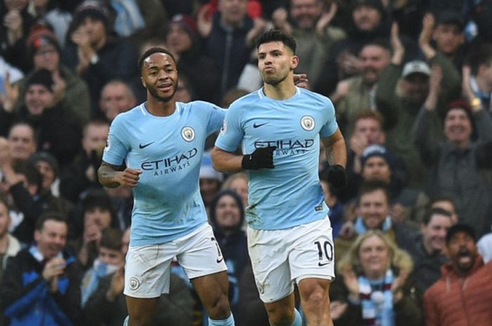 Striker Manchester City, Sergio Aguero (kanan), merayakan gol yang dia cetak ke gawang Bournemouth dalam laga Liga Inggris di Stadion Etihad, Manchester, pada 23 Desember 2017.