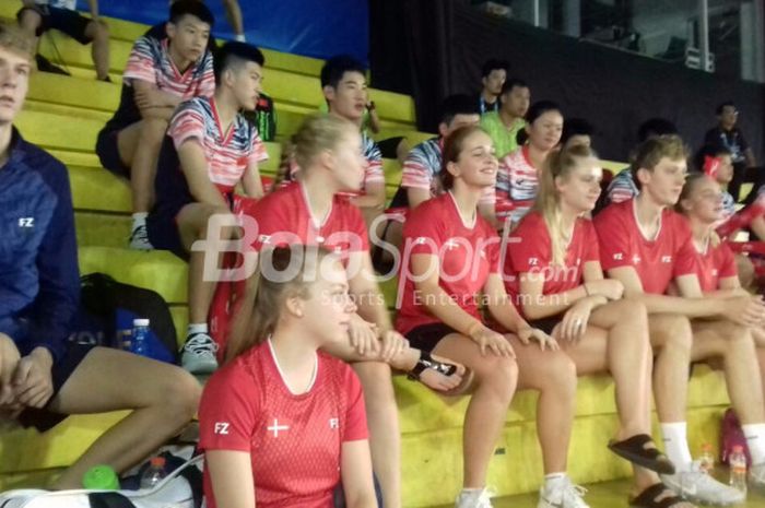 Suasana pertandingan tim beregu China melawan Denmark baik di lapangan 6 maupun tribun penonton GOR Among Rogo, Yogyakarta, Selasa (10/10/2017).