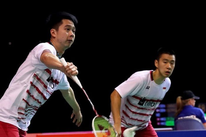 Pasangan ganda putra Indonesia, Marcus Fernaldi Gideon/Kevin Sanjaya Sukamuljo, mengembalikan kok ke arah Liao Kuan Hao/Lu Chia Pin (Taiwan) pada babak kedua Kejuaraan Dunia Bulu Tangkis 2017 di Emirates Arena, Glasgow, Rabu (23/8/2017).