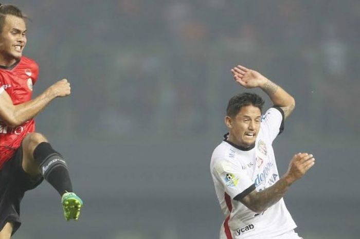 Aksi bek kiri Persija, Rezaldi Hehanusa dan penyerang Bali United, Irfan Bachdim pada laga pekan ketujuh Liga 1 musim 2017 di Stadion Patriot, Kota Bekasi, Minggu (21/5/2017).