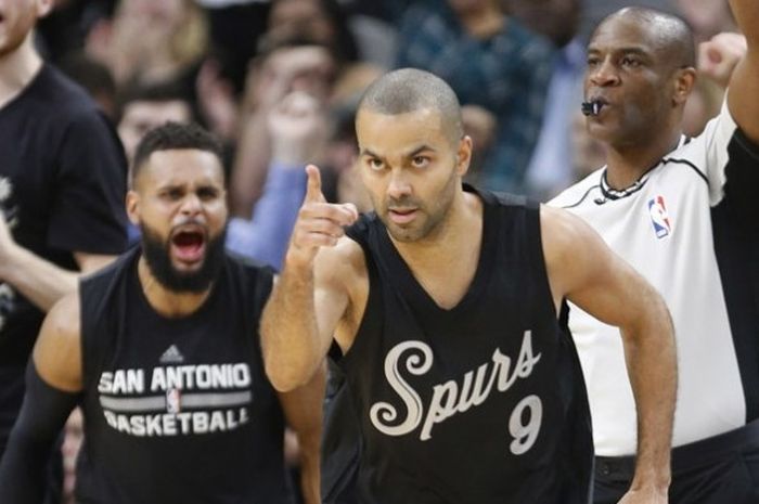 Guard San Antonio Spurs, Tony Parker (#9), bereaksi setelah mencetak poin pada laga musim reguler NBA 2016-2017 melawan Chicago Bulls di AT&T Center, San Antonio, Texas, Amerika Serikat, 25 Desember 2016.