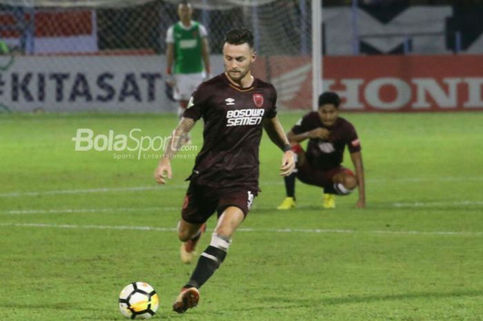     Pemain PSM Makassar, Marc Klok, beraksi pada laga Liga 1 2018 kontra Madura United di Stadion Andi Mattalatta, Makassar, 30 Mei 2018.    