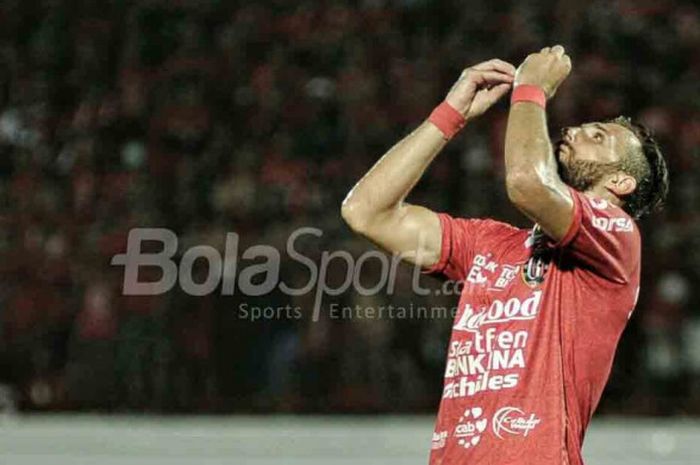 Penyerang Bali United, Ilija Spasojevic, saat menghadapi Perseru Serui pada laga pekan ketiga Liga 1 2018 di Stadion Kapten I Wayan Dipta, Sabtu (7/4/2018)