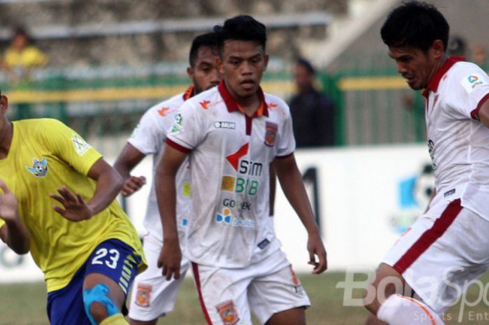 Penyerang Persegres, Arsyad Yusgiantoro (kiri), berusaha menghadang laju bola dari pemain Pusam Borneo FC pada laga di stadion Petrokimia Gresik, Senin (4/9/2017).