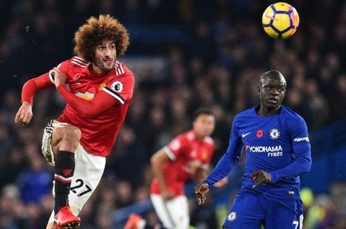 Gelandang Manchester United, Marouanne Fellaini, dan pemain Chelsea, N'Golo Kante, berduel pada laga Liga INggris di Stamford Bridge, London, 5 November 2017.