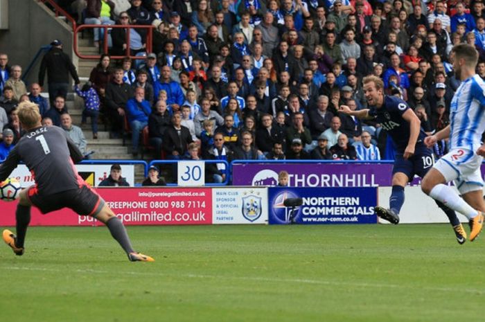 Penyerang Tottenham Hotspur mencetak gol pada pertandingan pekan ketujuh Liga Inggris melawan Huddersfield Town di Stadion John Smith, Sabtu (30/9/2017) malam WIB.