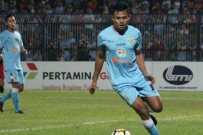 Aksi pemain Persela Lamongan, Arif Satria, pada laga melawan Persija Jakarta di Stadion Surajaya Lamongan pada Minggu, 20 Mei 2018