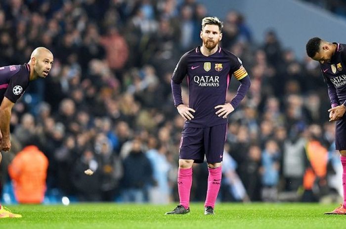 Pemain Barcelona, Javier Mascherano (kiri), Lionel Messi (tengah), dan Neymar,  saat tampil melawan Manchester City dalam laga lanjutan Grup C Liga Champions di Stadion Etihad, Manchester, pada 1 November 2016.