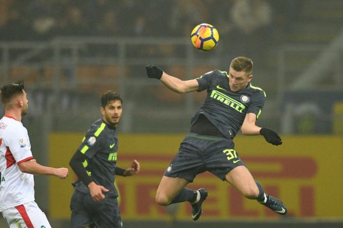 Bek Inter Milan, Milan Skriniar (kanan), beraksi dalam laga babak 16 besar Coppa Italia kontra Pordenone di Stadion Giuseppe Meazza, Milan, Italia, pada 12 Desember 2017.