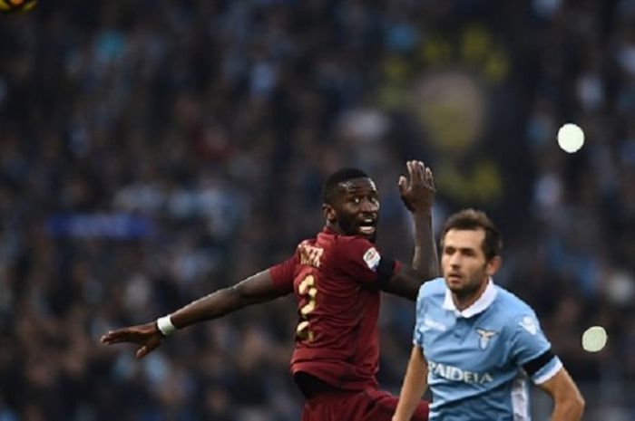 Antonio Rudiger dan Senad Lulic berduel pada laga Derbi Roma antara Lazio dan AS Roma di Stadion Olimpico, Minggu (4/12/2016). 