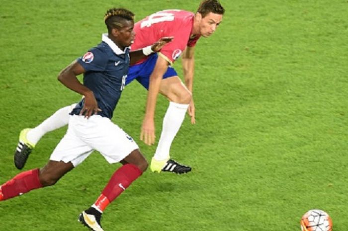 Paul Pogba dan Nemanja Matic tampak berduel saat Prancis dan Serbia melakoni laga persahabatan di Bordeaux, September 2015.