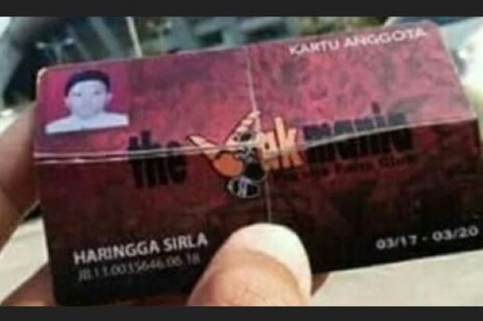  Aksi mengambil gambar Kartu Tanda Anggota (KTA) The Jak Mania, yang diklaim dilakukan oleh Haringga Sirila, sehingga tertangkap oleh oknum bobotoh, di luar Stadion Gelora Bandung Lautan Api, Minggu (23/9/2018). 