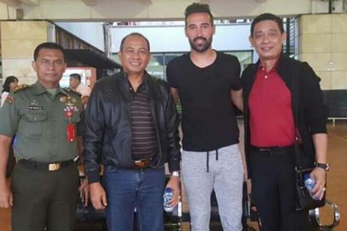 Pemain baru sekaligus marquee player PS TNI, Elio Bruno Teixeira Martins (kedua dari kanan) berfoto bersama perwakilan klub di Bandara Internasional Soekarno-Hatta, Cengkareng, pada Minggu (24/4/2017).