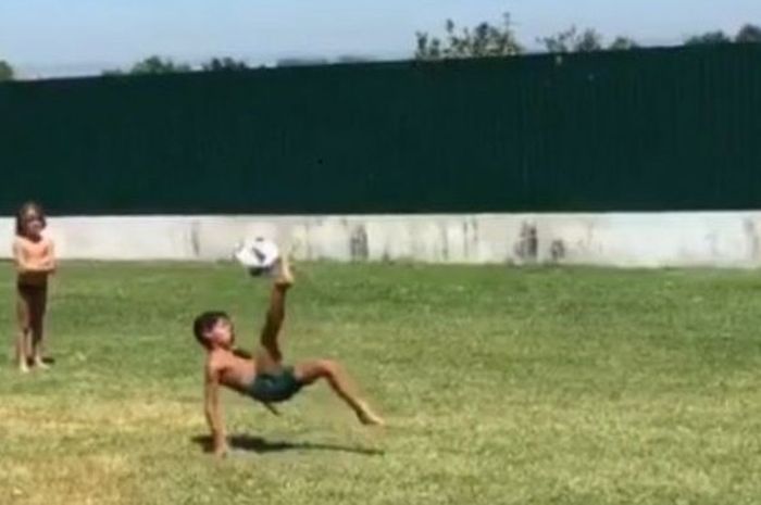 Cristiano Ronaldo Jr. melakukan tendangan salto.