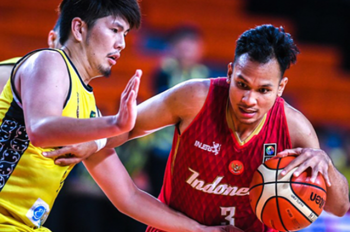 Pemain timnas basket Indonesia, Kaleb Ramot Gemilang, melewati hadangan pemain Brunei Darussalam pad